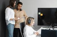 colleagues_work_callcentre_onlinr.jpg colleagues_work_callcentre_onlinr.jpg