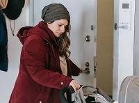 woman_door_exit_online.jpg woman_door_exit_online.jpg